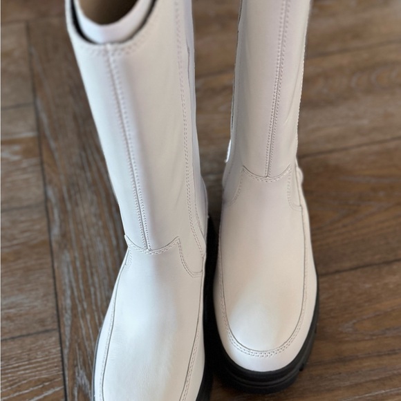 UGG Women's Cream and Black Winter Boots - Picture 5 of 14